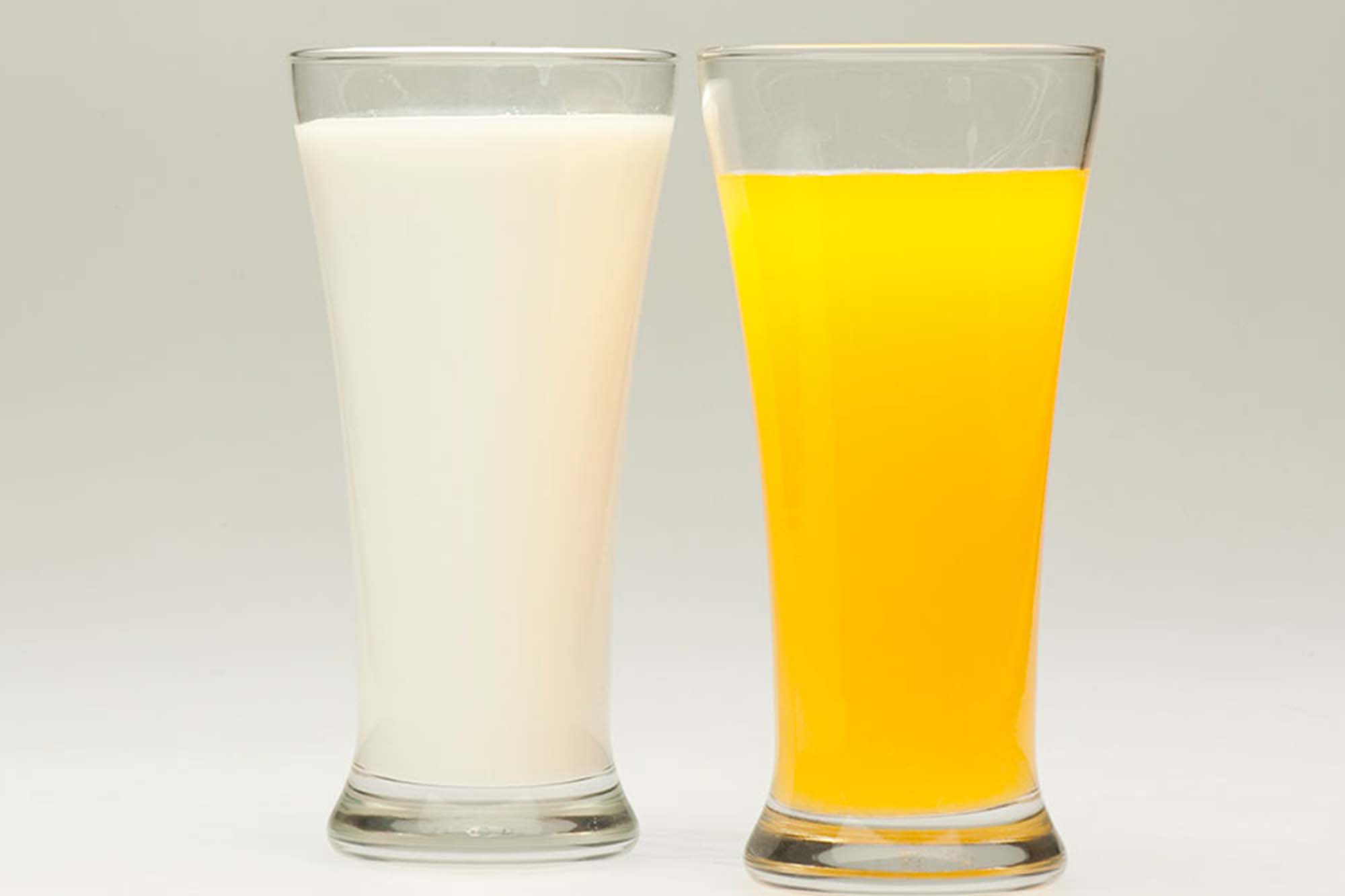 picture of a glass of milk and a glass of orange juice